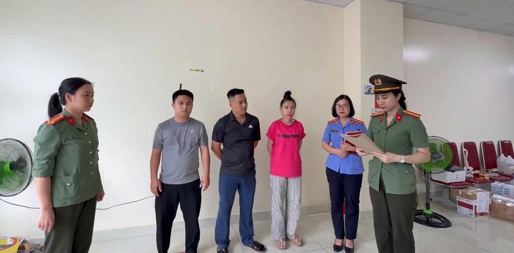 C&ocirc;ng an Nghệ An kh&aacute;m x&eacute;t cơ sở Ph&uacute;c T&acirc;m 8 Lừa đảo chiếm đoạt t&agrave;i sản gần 9 tỷ đồng - Ảnh 4.