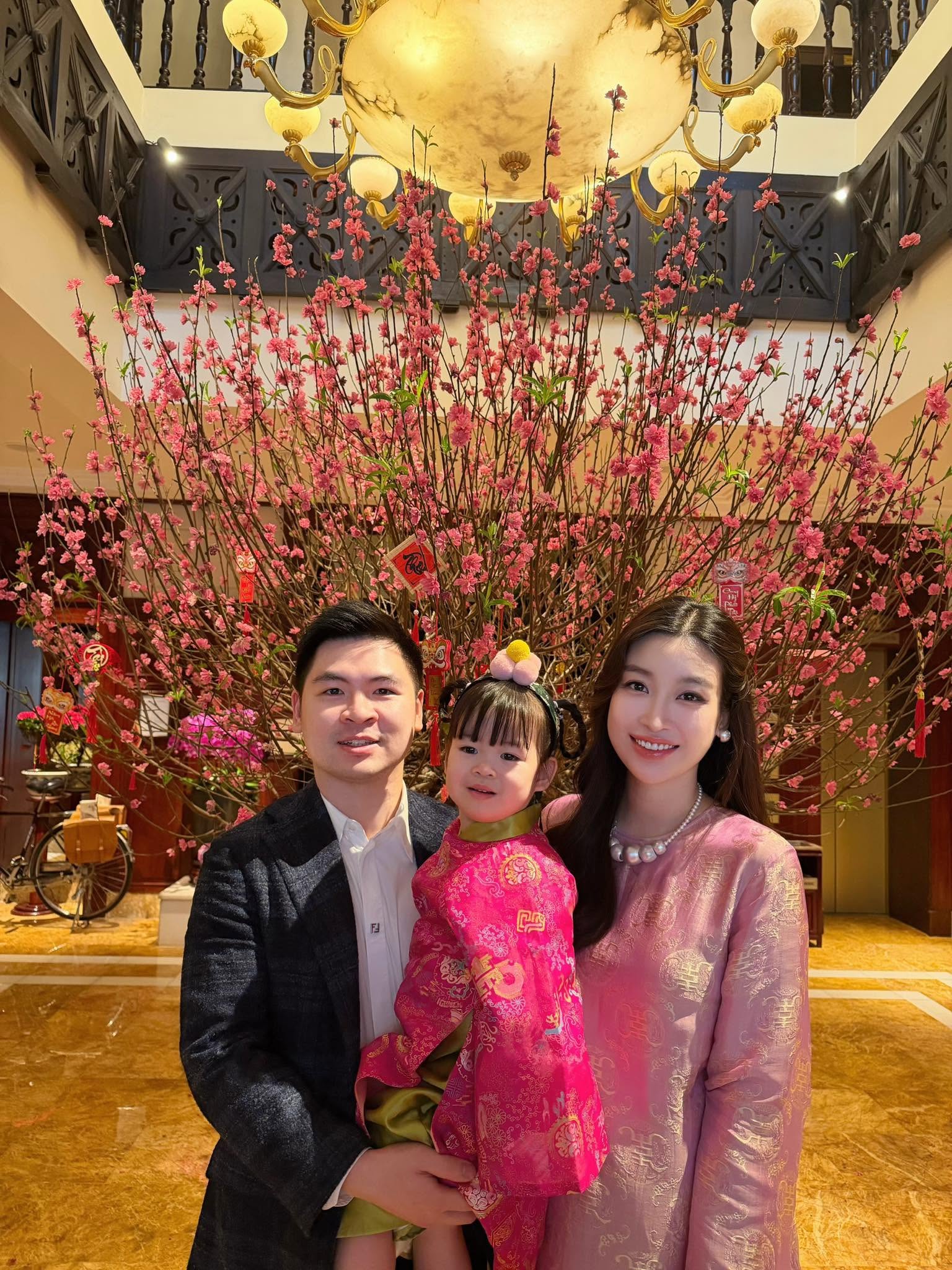 Con gái Hoa hậu Đỗ Mỹ Linh xinh như búp bê, 3 tuổi đã tự tin làm cô giáo- Ảnh 4.