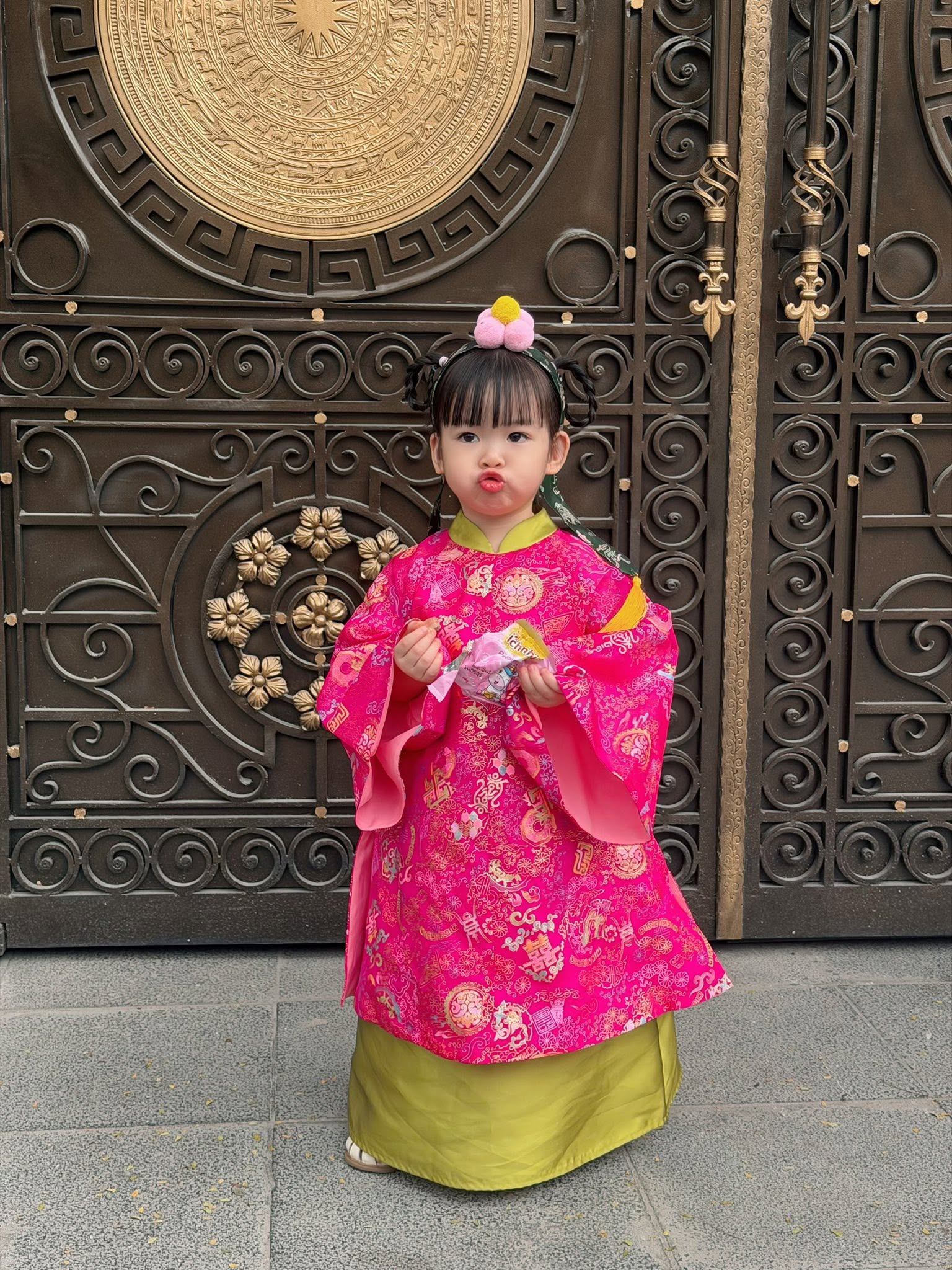 Con gái Hoa hậu Đỗ Mỹ Linh xinh như búp bê, 3 tuổi đã tự tin làm cô giáo- Ảnh 2.