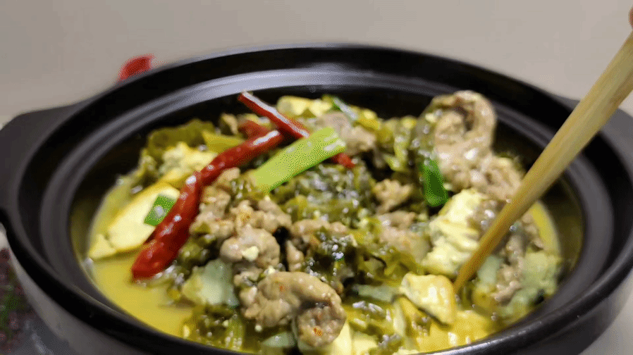 M&oacute;n canh dưa chua nấu theo c&aacute;ch n&agrave;y ngon miệng vị chua ngọt đậm đ&agrave;, nghĩ th&ocirc;i đ&atilde; thấy th&egrave;m! - Ảnh 1.