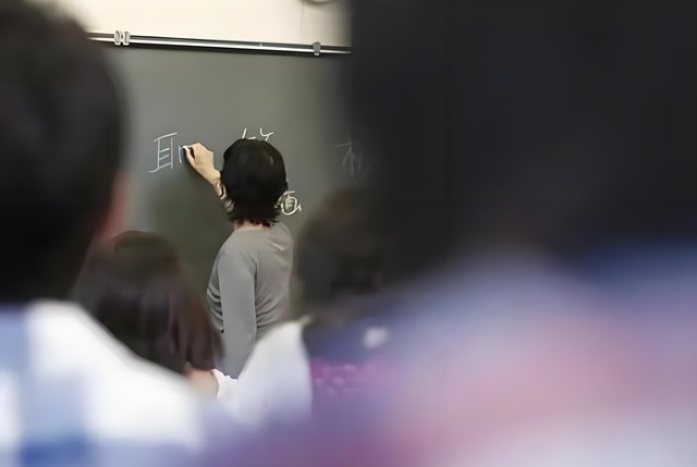 Đưa hơn 5 tỷ đồng nhờ giảng vi&ecirc;n đại học th&acirc;n quen chạy suất học cho con, người phụ nữ su&yacute;t ngất khi biết: 
