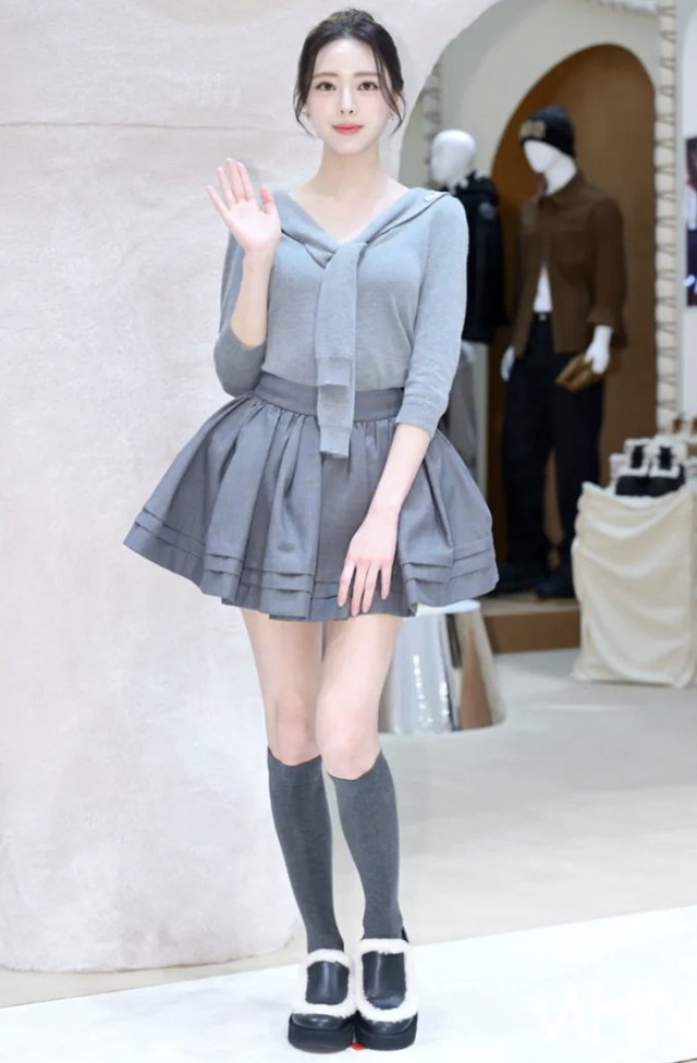 Nữ idol c&oacute; v&ograve;ng h&ocirc;ng đỉnh nhất phải 