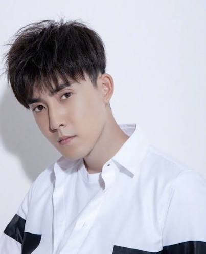 Chỉ v&igrave; một chiếc đ&egrave;n s&acirc;n khấu, một Anh T&agrave;i kh&ocirc;ng d&aacute;m đọc tin tức v&igrave;... h&igrave;nh ảnh nhạy cảm, đ&agrave;i truyền h&igrave;nh bị chỉ tr&iacute;ch v&igrave; qu&aacute; 