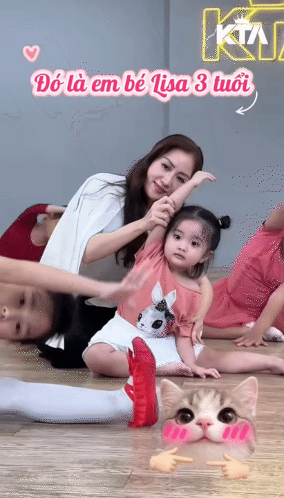 Mẹ Kh&aacute;nh Thi khoe khoảnh khắc b&eacute; Lisa tập nhảy 