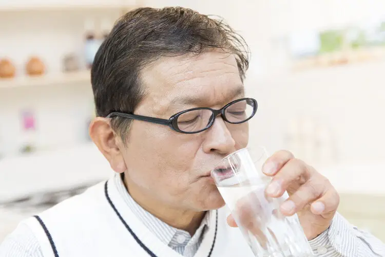 Kh&ocirc; miệng về đ&ecirc;m: Đừng chỉ nghĩ l&agrave; do thiếu nước, c&oacute; thể l&agrave; dấu hiệu của 5 vấn đề sức khỏe - Ảnh 1.