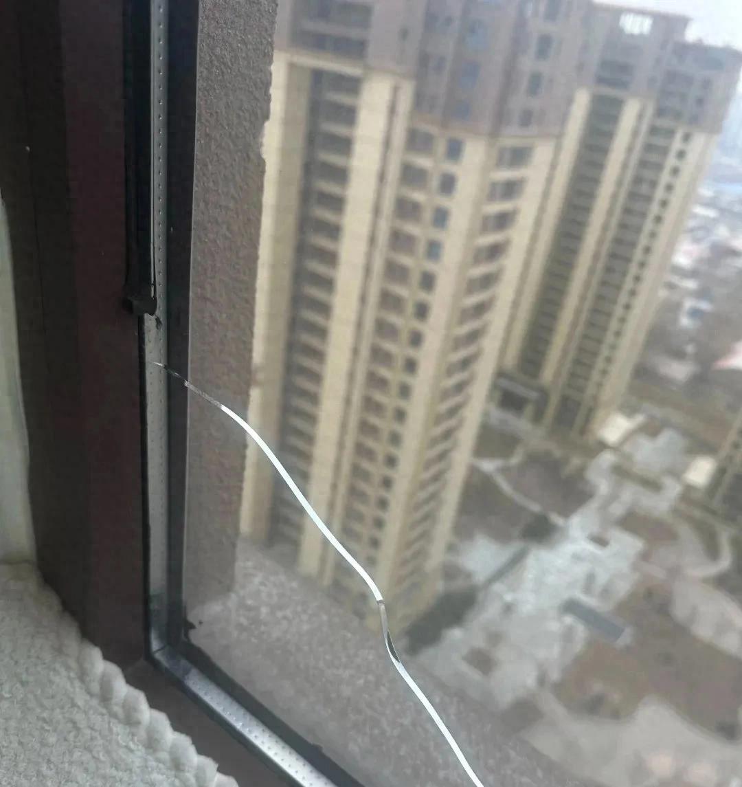 Mới dọn vào ở 1 tháng, nhà đã lộ 4 lỗi khiến chủ nhà phát cáu: Gạch nứt, cửa kính rạn, nhà vệ sinh vừa rò vừa bốc mùi - Ảnh 1.