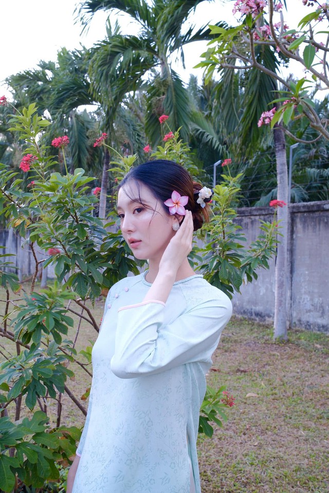 Mỹ nh&acirc;n qu&ecirc; miền T&acirc;y cưới ca sĩ hơn 17 tuổi: Được chồng giao giữ hết tiền, sống trong biệt thự 20 tỷ đồng  - Ảnh 1.