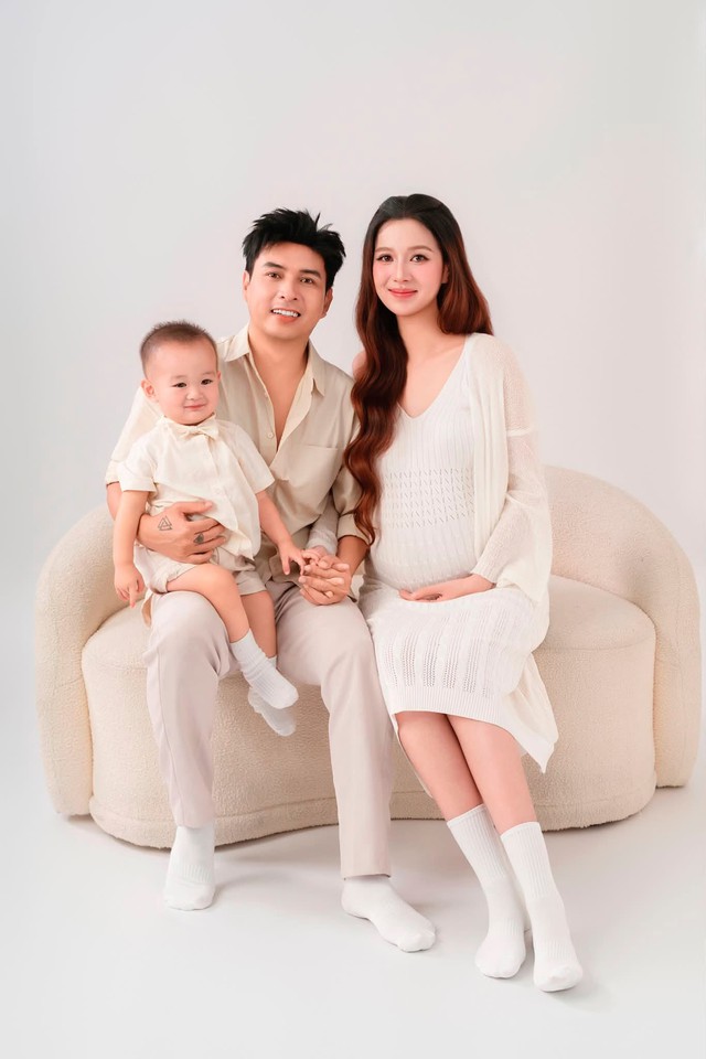 Mỹ nh&acirc;n qu&ecirc; miền T&acirc;y cưới ca sĩ hơn 17 tuổi: Được chồng giao giữ hết tiền, sống trong biệt thự 20 tỷ đồng  - Ảnh 4.