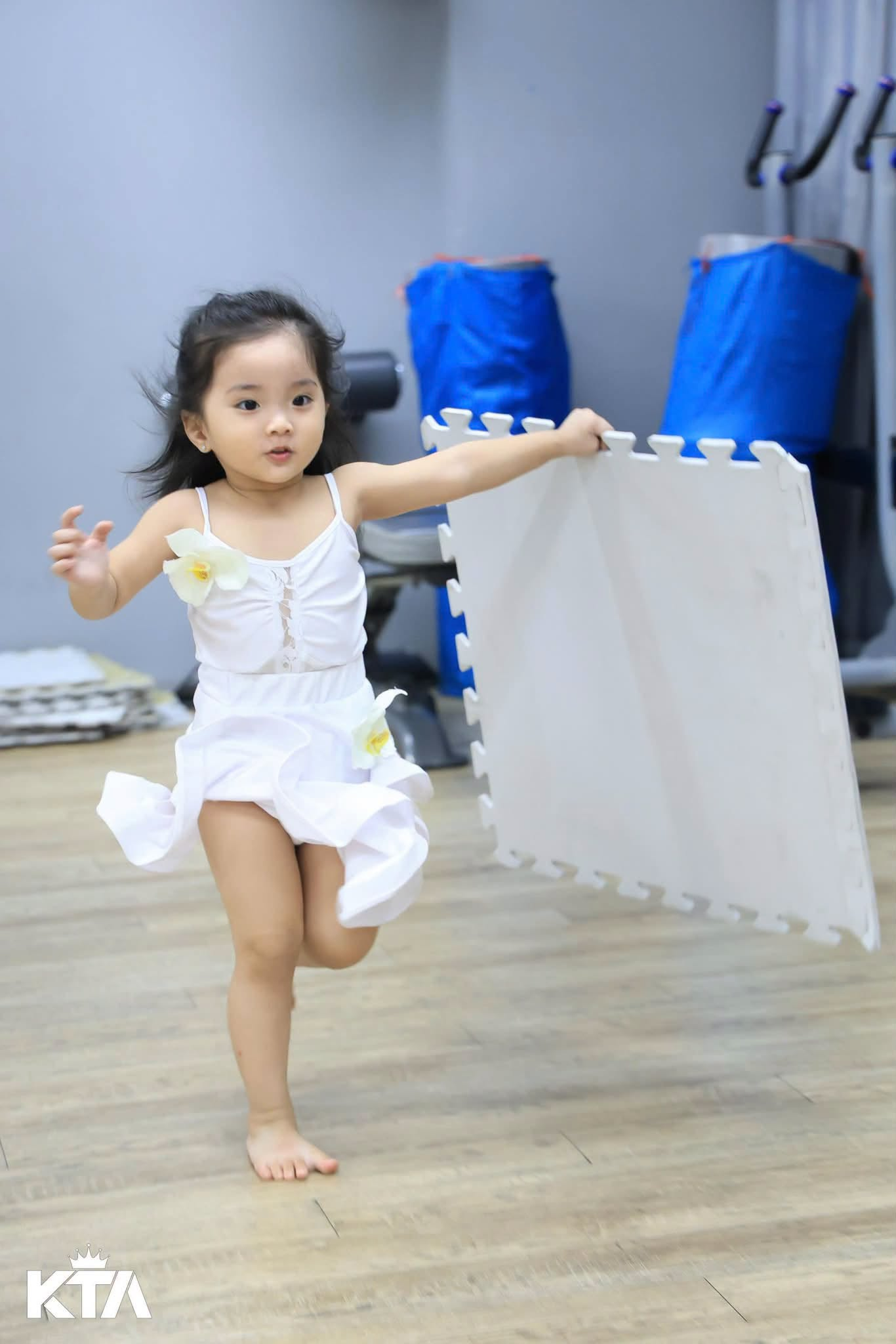 Mẹ Kh&aacute;nh Thi khoe khoảnh khắc b&eacute; Lisa tập nhảy 