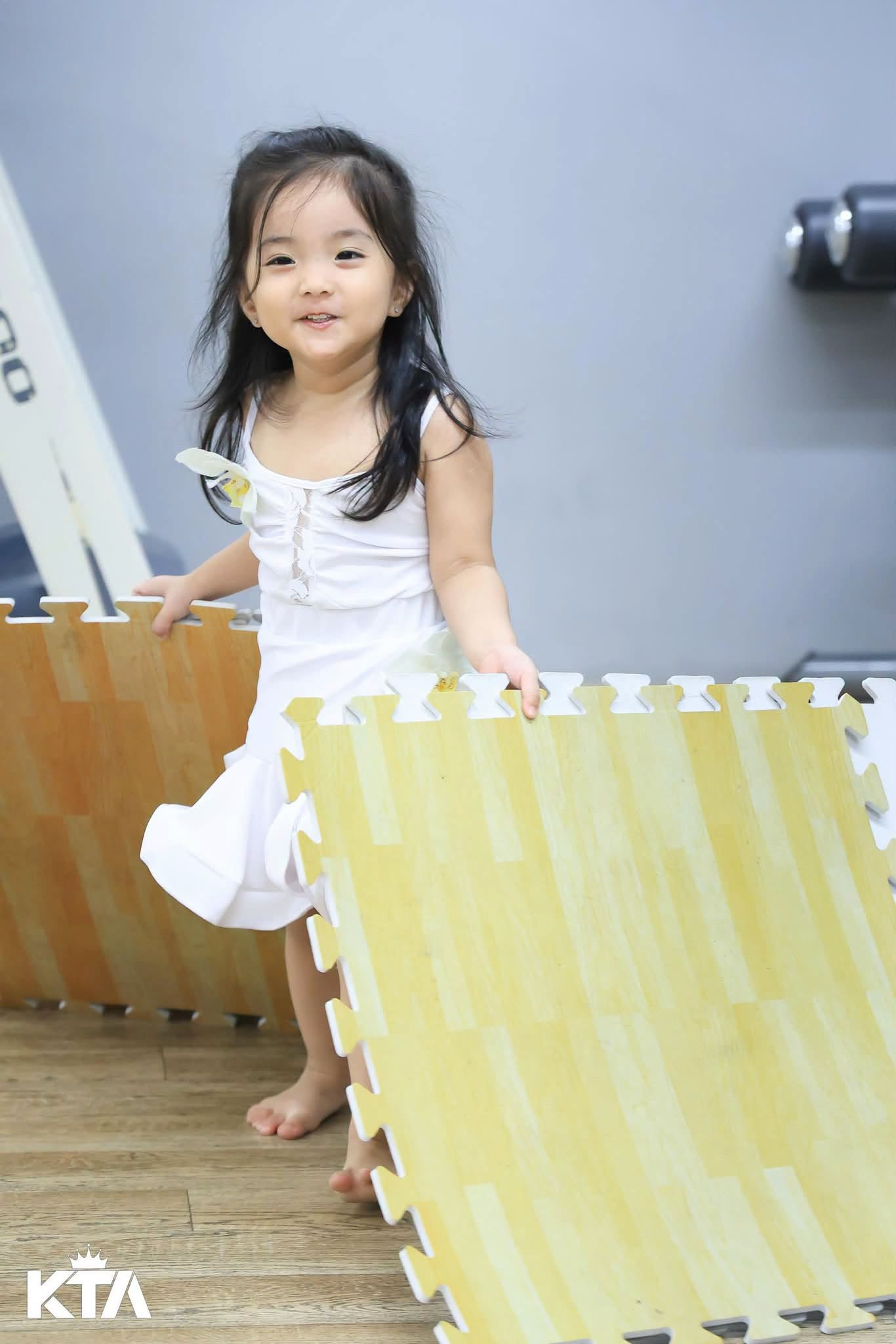 Mẹ Kh&aacute;nh Thi khoe khoảnh khắc b&eacute; Lisa tập nhảy 