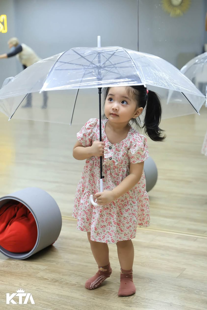 Mẹ Kh&aacute;nh Thi khoe khoảnh khắc b&eacute; Lisa tập nhảy 