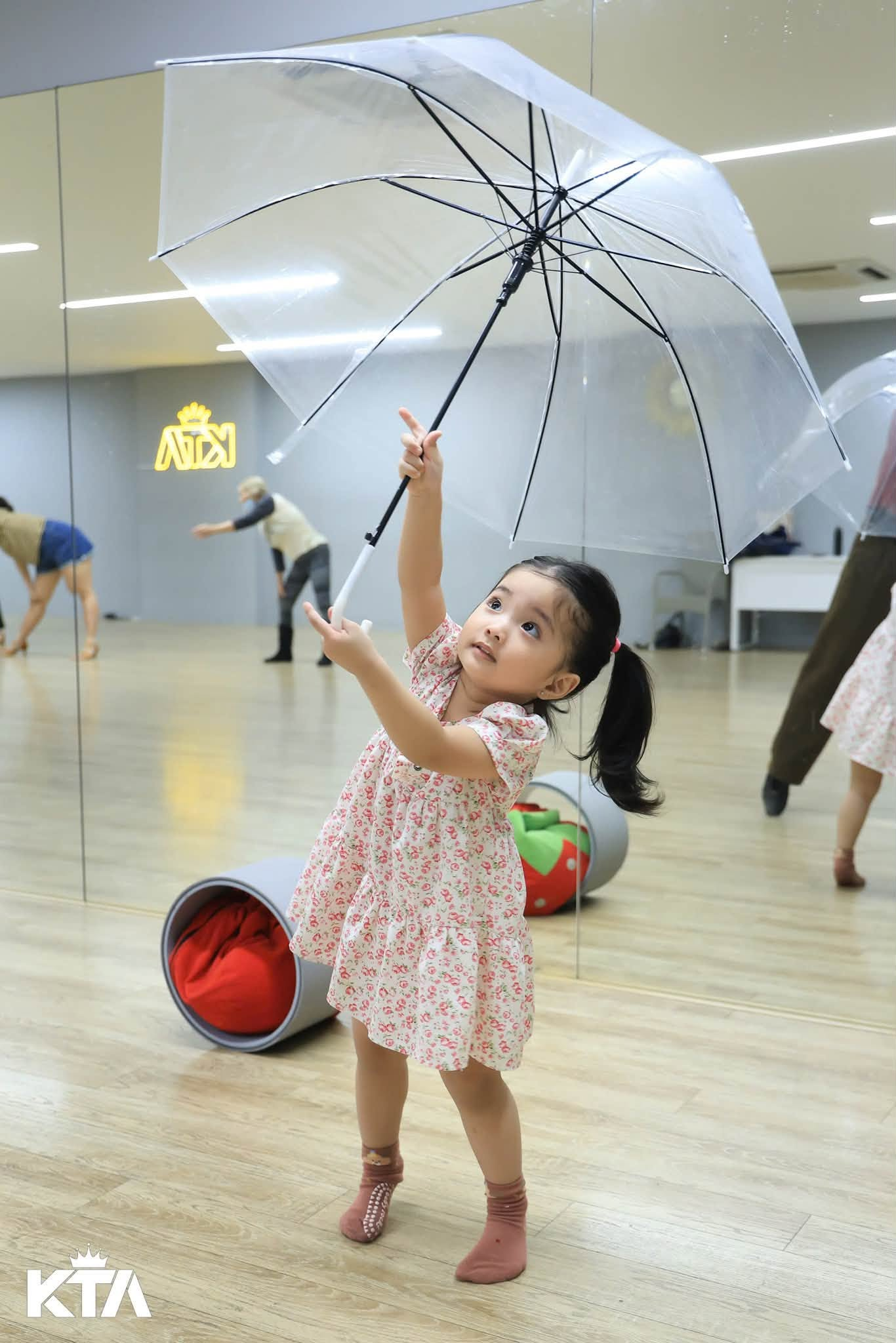 Mẹ Kh&aacute;nh Thi khoe khoảnh khắc b&eacute; Lisa tập nhảy 