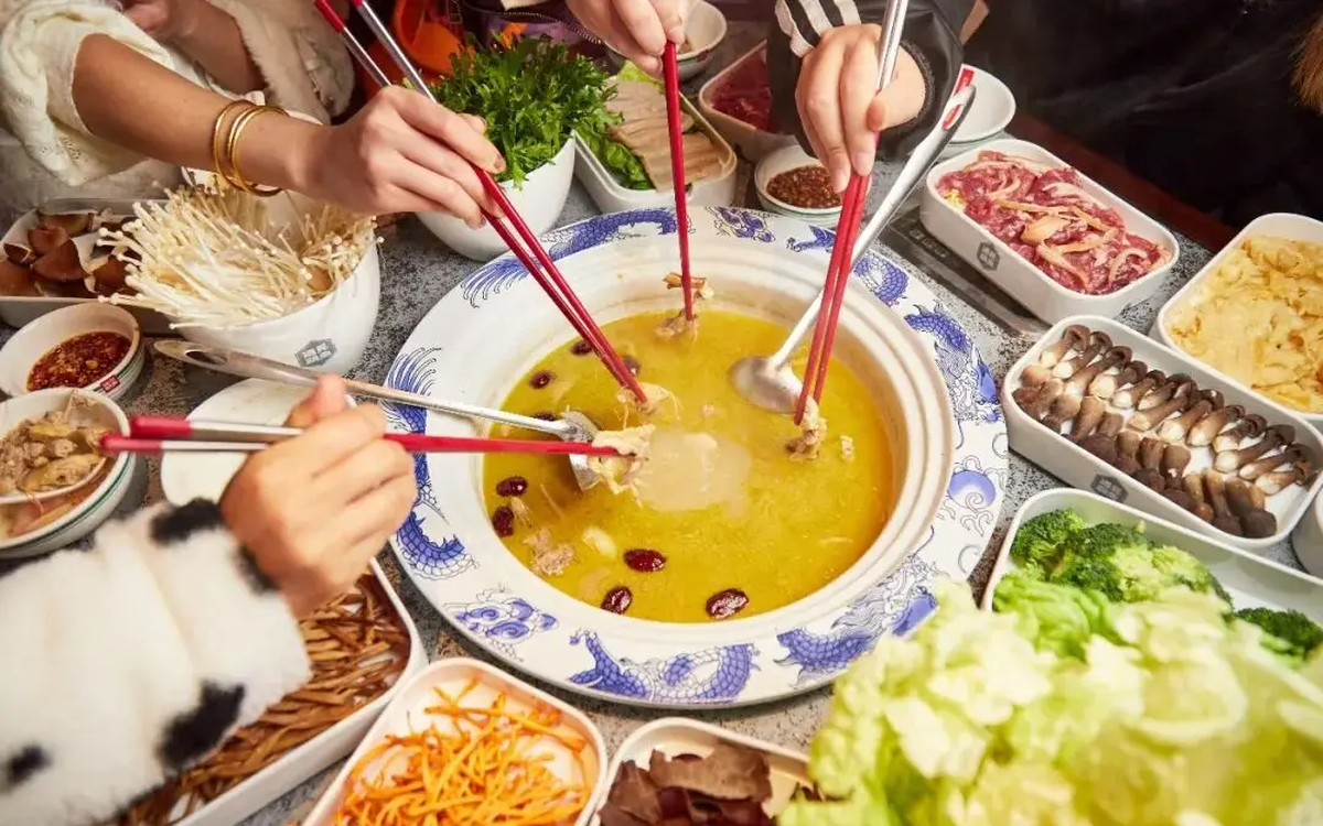 C&uacute;i đầu lướt điện thoại 7 tiếng/ng&agrave;y, nam thanh ni&ecirc;n mất tự tin v&igrave; 'cổ r&ugrave;a' - Ảnh 2.