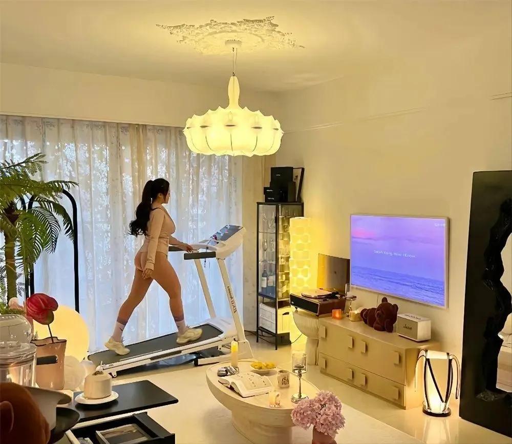Tuổi trung ni&ecirc;n sợ nhất kh&ocirc;ng phải kiếm &iacute;t tiền, m&agrave; l&agrave; vướng 3 quyết định c&oacute; thể k&eacute;o cả gia đ&igrave;nh trở lại cảnh kh&oacute; khăn - Ảnh 1.