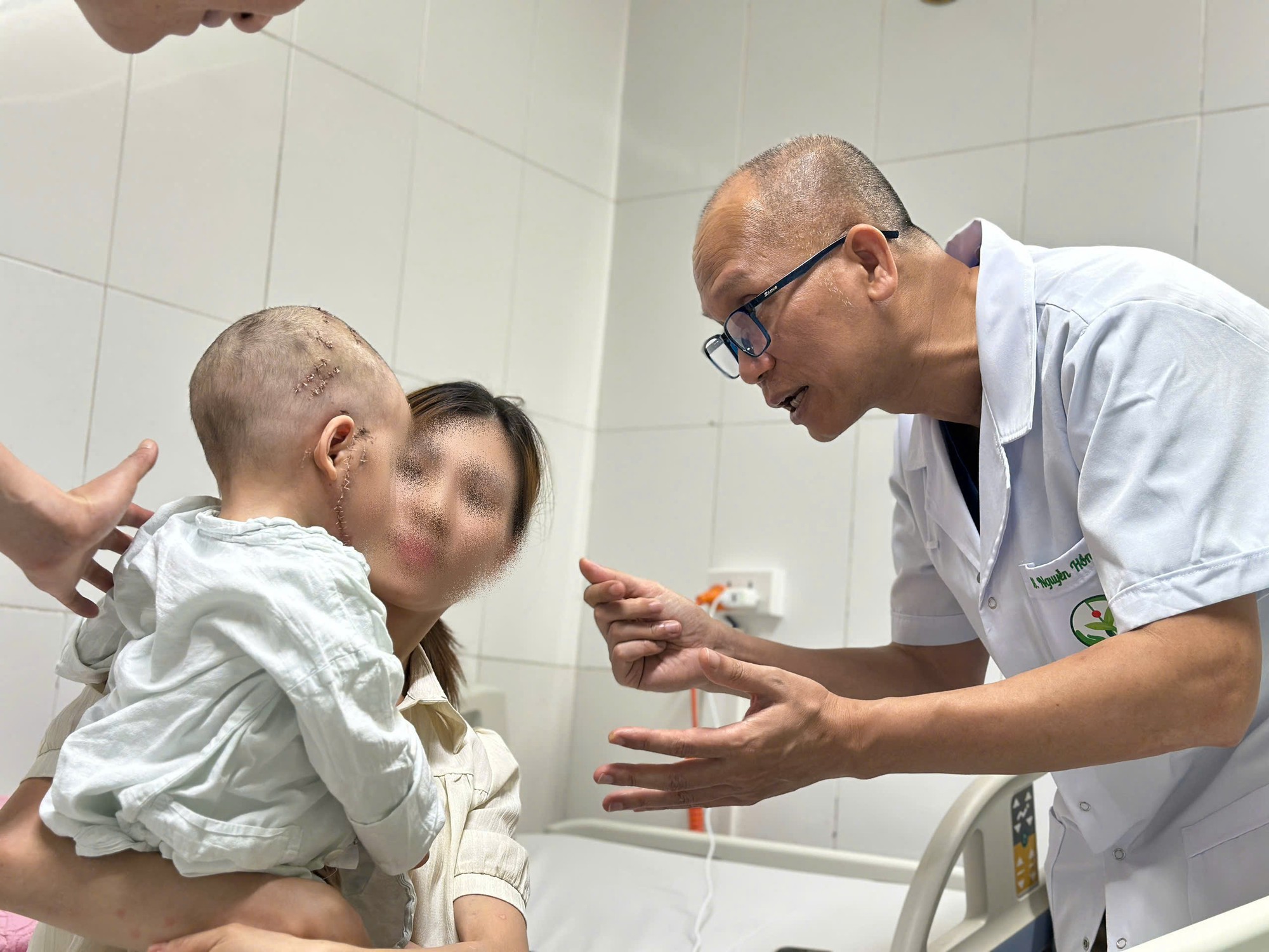 Bé trai 2 tuổi bị chó tấn công: Đa chấn thương nghiêm trọng cần chú ý - Ảnh 1. Bé trai 2 tuổi bị chó tấn công: Đa chấn thương nghiêm trọng cần chú ý - Ảnh 1.