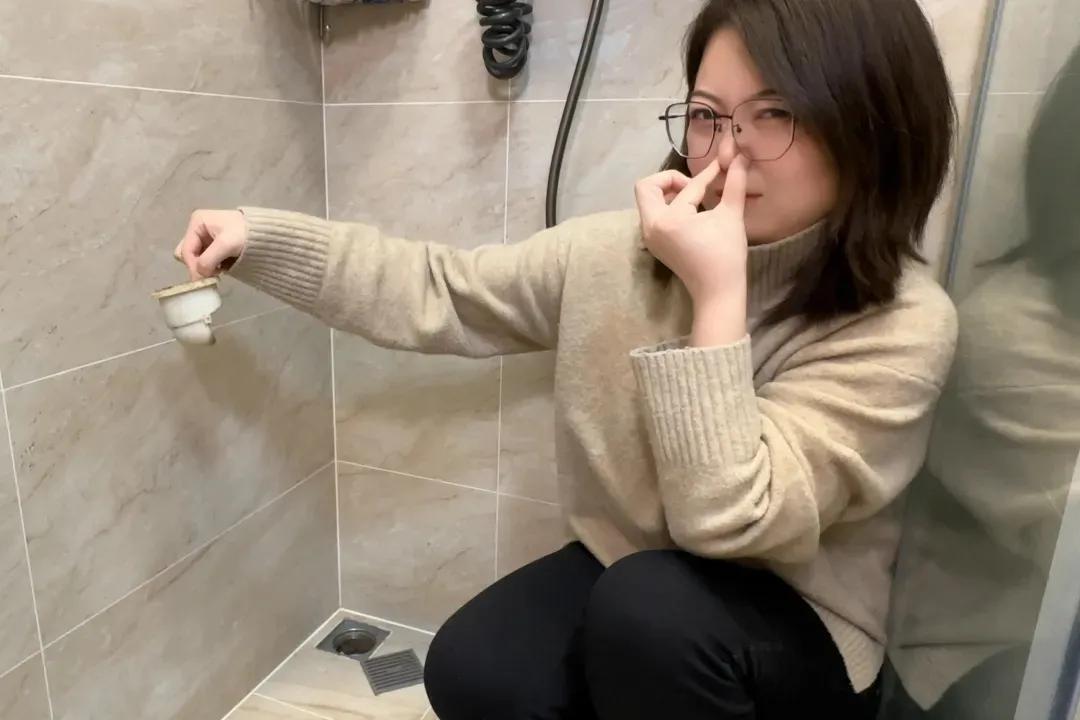 Mới dọn vào ở 1 tháng, nhà đã lộ 4 lỗi khiến chủ nhà phát cáu: Gạch nứt, cửa kính rạn, nhà vệ sinh vừa rò vừa bốc mùi - Ảnh 4.