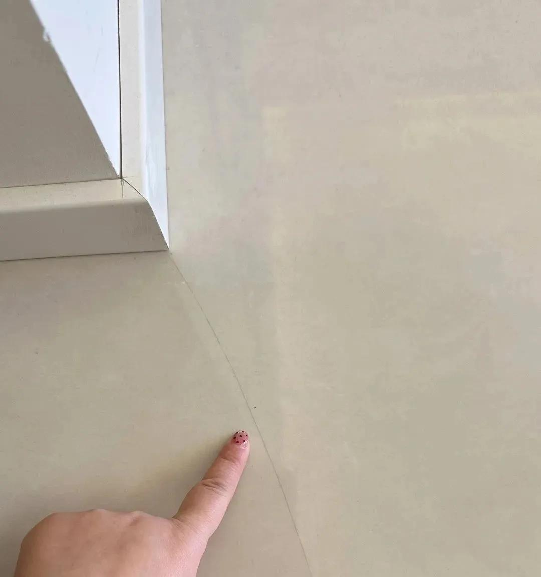 Mới dọn vào ở 1 tháng, nhà đã lộ 4 lỗi khiến chủ nhà phát cáu: Gạch nứt, cửa kính rạn, nhà vệ sinh vừa rò vừa bốc mùi - Ảnh 2.