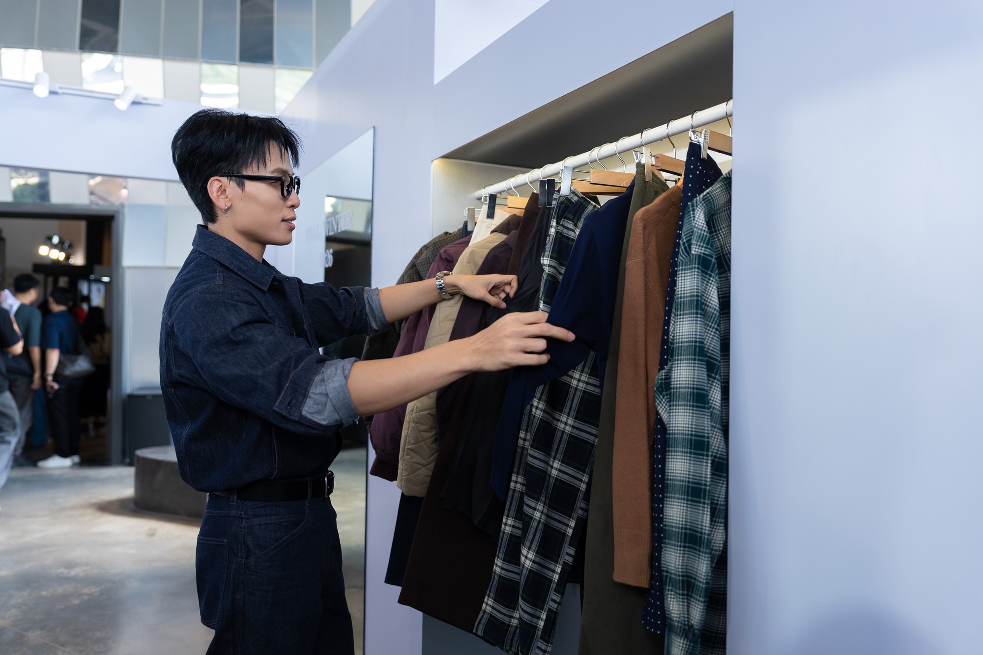 Uniqlo ra mắt BST Lifewear Thu/Đ&ocirc;ng 202 lấy cảm hứng từ nhịp sống đ&ocirc; thị hiện đại  - Ảnh 3.
