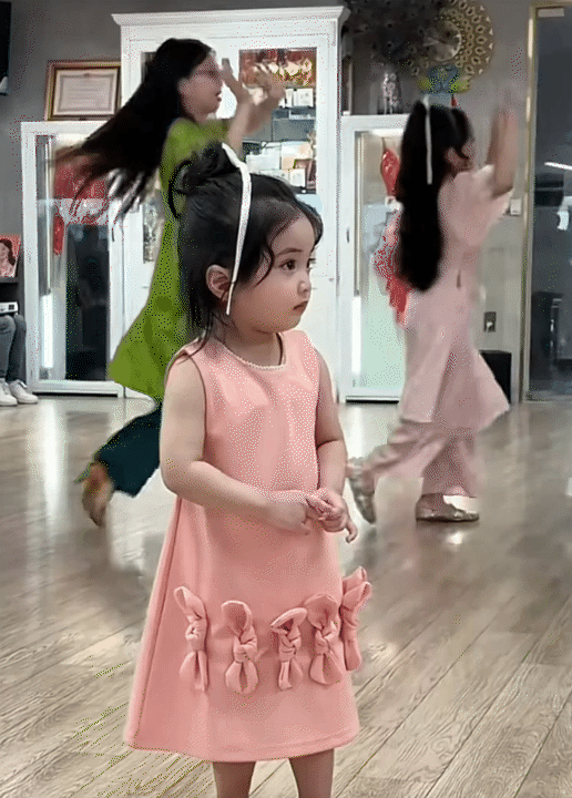 Mẹ Kh&aacute;nh Thi khoe khoảnh khắc b&eacute; Lisa tập nhảy 