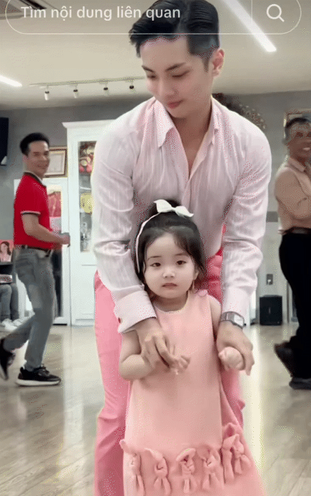 Mẹ Kh&aacute;nh Thi khoe khoảnh khắc b&eacute; Lisa tập nhảy 