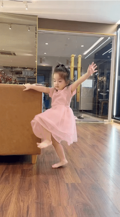 Mẹ Kh&aacute;nh Thi khoe khoảnh khắc b&eacute; Lisa tập nhảy 