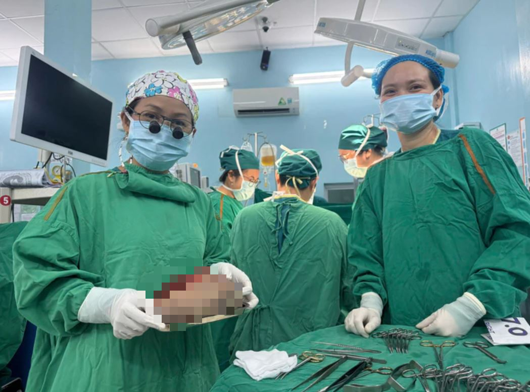 B&eacute; 5 ng&agrave;y tuổi c&oacute; khối u qu&aacute;i nặng 1,3 kg - Ảnh 1.