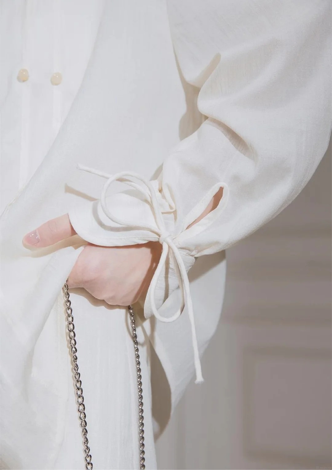 Chi tiết nơ trở lại: B&iacute; quyết mặc style old money vừa thanh lịch, nữ t&iacute;nh m&agrave; kh&ocirc;ng hề 