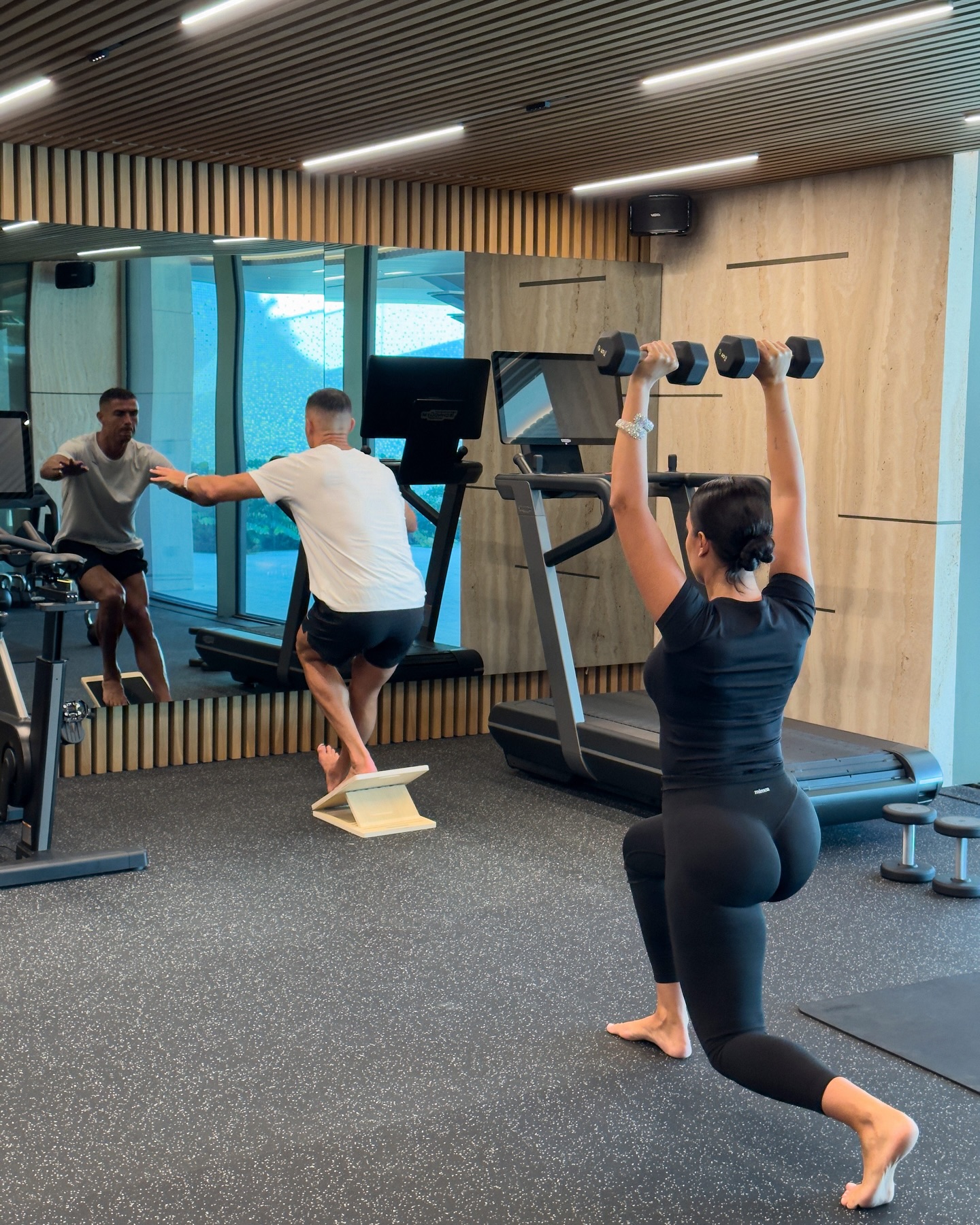 Đ&aacute;m cưới giản dị của Ronaldo v&agrave; Georgina: Lễ thề trong ph&ograve;ng kh&aacute;ch đầy x&uacute;c động - Ảnh 4.