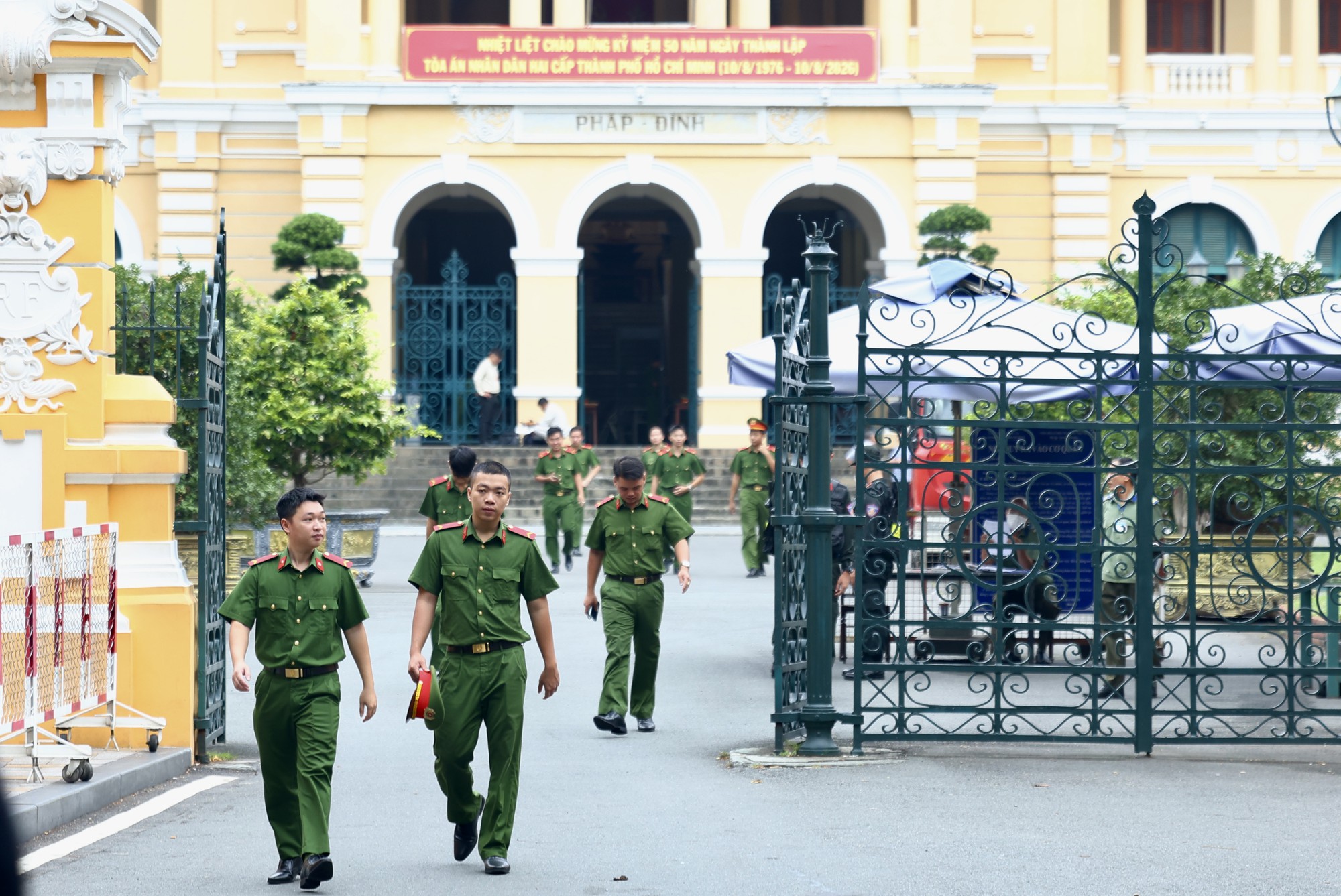 Phiên tòa 227 bị cáo trong chuyên án ma túy VN10: Hơn 100 luật sư tham gia bào chữa đã có mặt - Ảnh 16. Phiên tòa 227 bị cáo trong chuyên án ma túy VN10: Hơn 100 luật sư tham gia bào chữa đã có mặt - Ảnh 16.