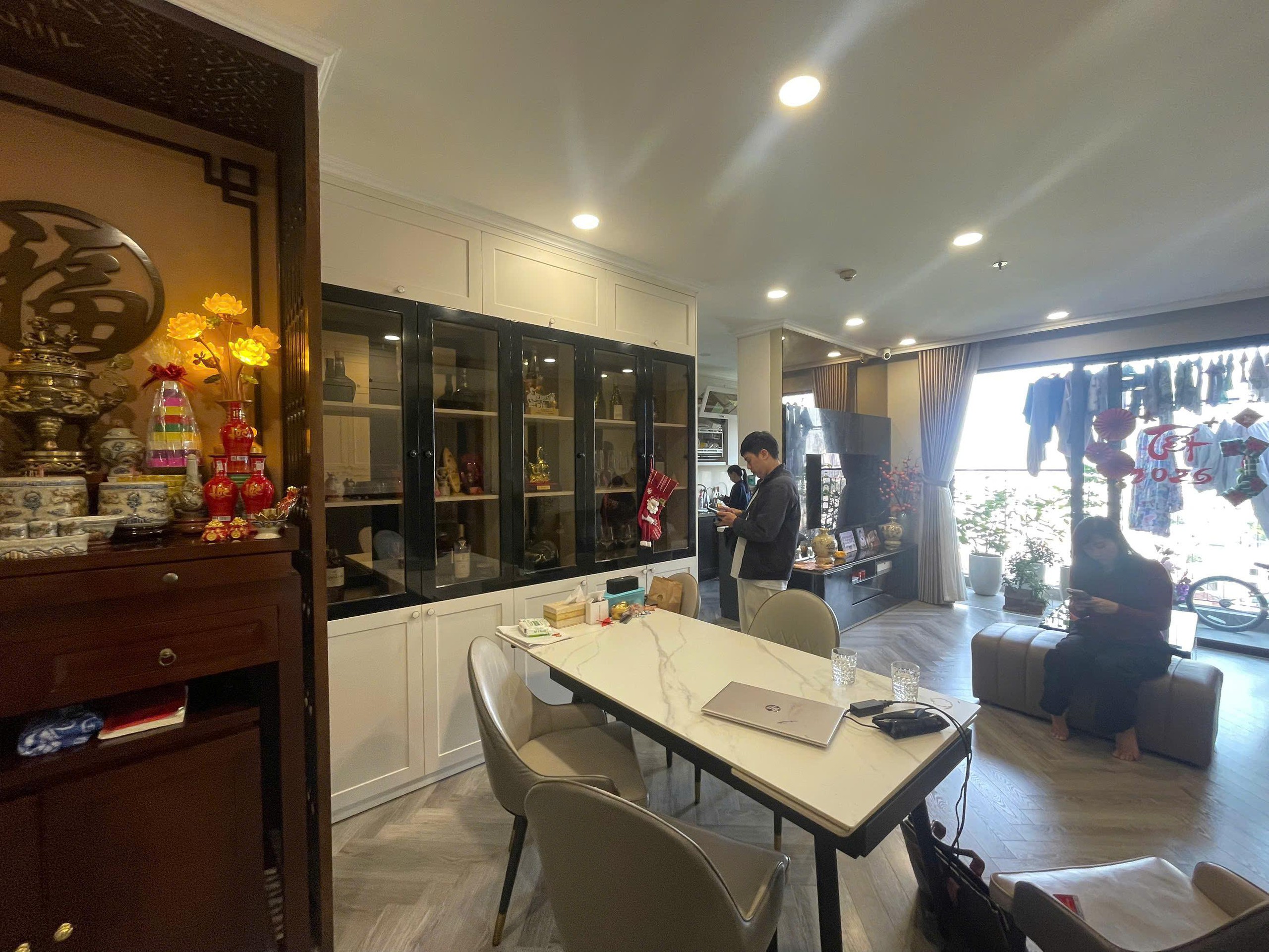 Chỉ sửa ph&ograve;ng kh&aacute;ch, bếp v&agrave; ph&ograve;ng 2 con, căn hộ Vinhomes Smart City đ&atilde; &ldquo;rộng ra&rdquo; thấy r&otilde; d&ugrave; kh&ocirc;ng tăng th&ecirc;m 1m&sup2; - Ảnh 1.
