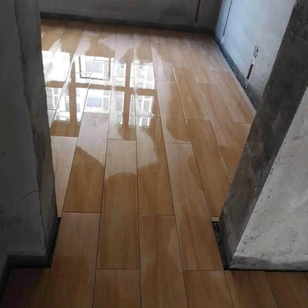 Sau hơn một năm sống c&ugrave;ng gạch giả gỗ, t&ocirc;i mới hiểu v&igrave; sao nhiều người l&aacute;t xong lại muốn thay: Đẹp tr&ecirc;n ảnh nhưng c&oacute; 8 điểm phải c&acirc;n nhắc - Ảnh 2.