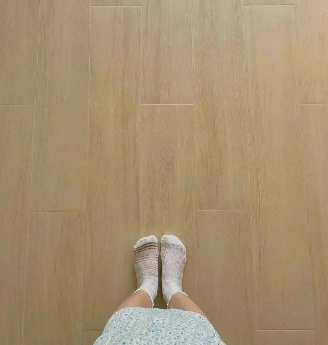 Sau hơn một năm sống c&ugrave;ng gạch giả gỗ, t&ocirc;i mới hiểu v&igrave; sao nhiều người l&aacute;t xong lại muốn thay: Đẹp tr&ecirc;n ảnh nhưng c&oacute; 8 điểm phải c&acirc;n nhắc - Ảnh 1.