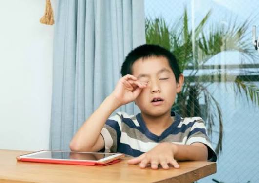 Con nheo mắt, dụi mắt li&ecirc;n tục: Đừng vội mắng con, h&atilde;y tỉnh t&aacute;o trước 6 dấu hiệu con đang 