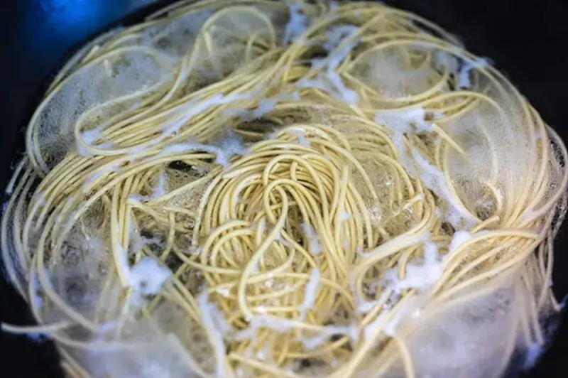 Người đ&agrave;n &ocirc;ng su&yacute;t chết v&igrave; ngộ độc aflatoxin, b&aacute;c sĩ cảnh b&aacute;o tất cả những ai đang cất trữ đồ kh&ocirc;, gia vị - Ảnh 2.