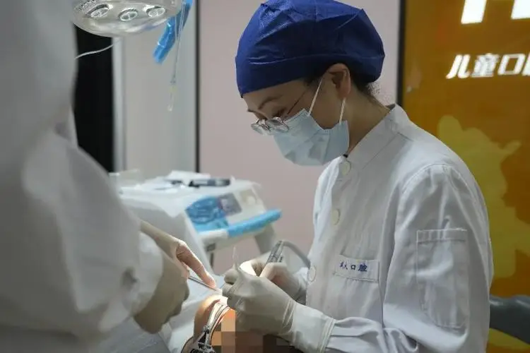 Bé gái 14 tuổi mãi không chịu thay răng sữa: Phát hiện mắc bệnh di truyền siêu hiếm, tỉ lệ 1/1.000.000 - Ảnh 1.