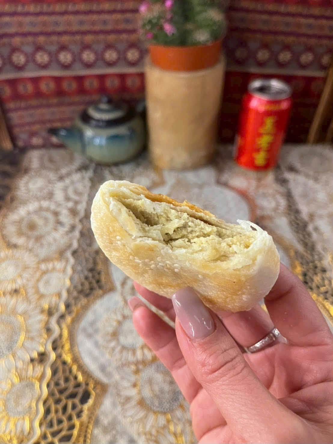 Cắn miếng b&aacute;nh hạt dẻ chồng mang về từ chuyến c&ocirc;ng t&aacute;c, t&ocirc;i cười nhạt nh&igrave;n lại h&ocirc;n nh&acirc;n 10 năm- Ảnh 1.