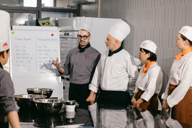 Nâng cao lợi thế cạnh tranh cho nhân lực ngành Khách sạn - Ẩm thực với môi trường đào tạo quốc tế tại Việt Nam - Ảnh 2. Nâng cao lợi thế cạnh tranh cho nhân lực ngành Khách sạn - Ẩm thực với môi trường đào tạo quốc tế tại Việt Nam - Ảnh 2.