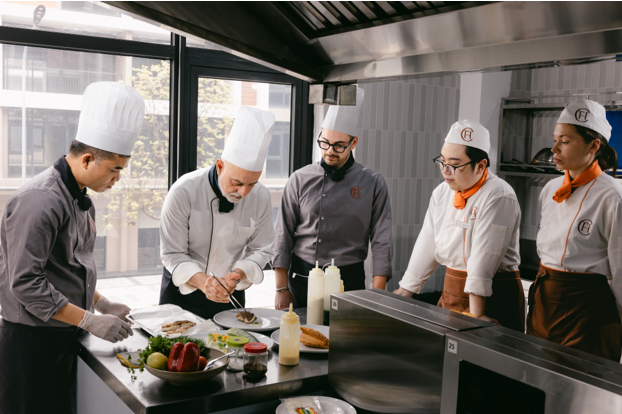 Nâng cao lợi thế cạnh tranh cho nhân lực ngành Khách sạn - Ẩm thực với môi trường đào tạo quốc tế tại Việt Nam - Ảnh 3. Nâng cao lợi thế cạnh tranh cho nhân lực ngành Khách sạn - Ẩm thực với môi trường đào tạo quốc tế tại Việt Nam - Ảnh 3.