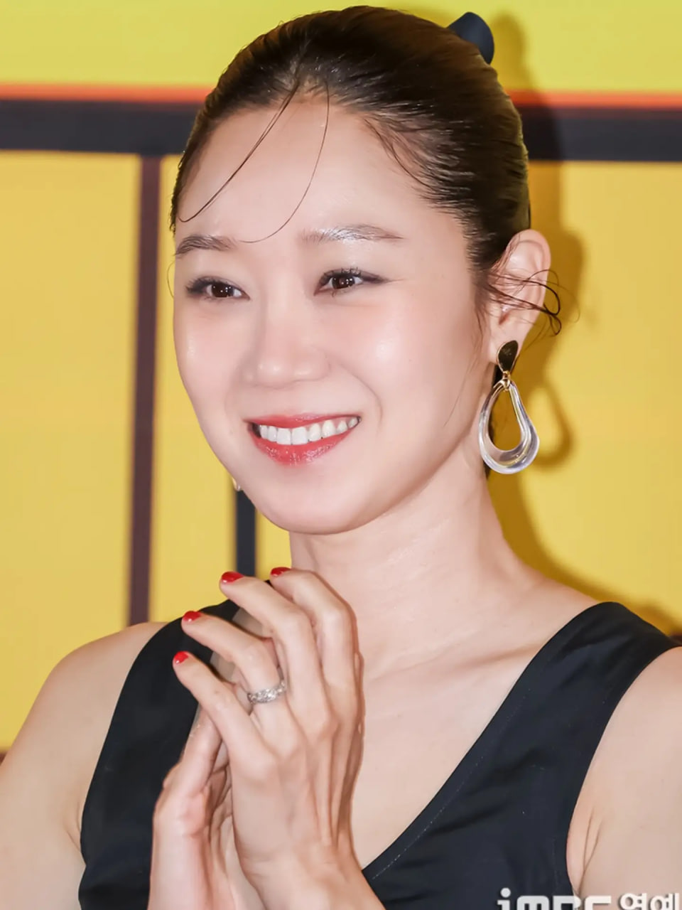 Bạn th&acirc;n cao 1m72 của Son Ye Jin: Gần 30 năm trong showbiz chưa biết mặc xấu l&agrave; g&igrave;- Ảnh 5.