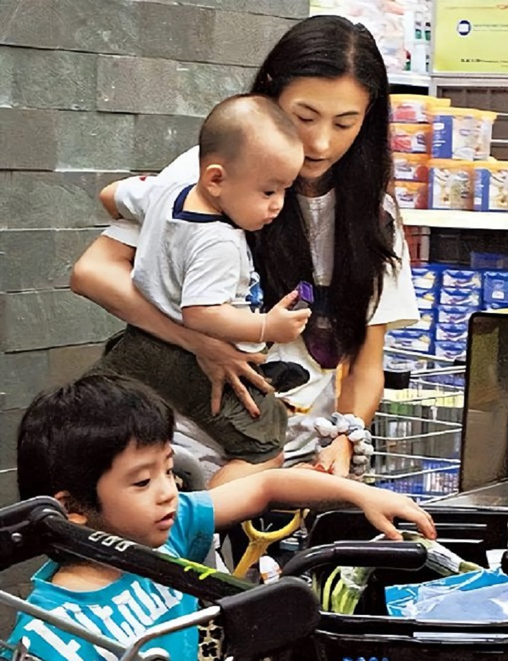 Những vất vả của Trương B&aacute; Chi khi kết h&ocirc;n với Tạ Đ&igrave;nh Phong: Sảy thai nhiều lần, g&aacute;nh &aacute;p lực gia đ&igrave;nh trong c&ocirc; độc- Ảnh 3.