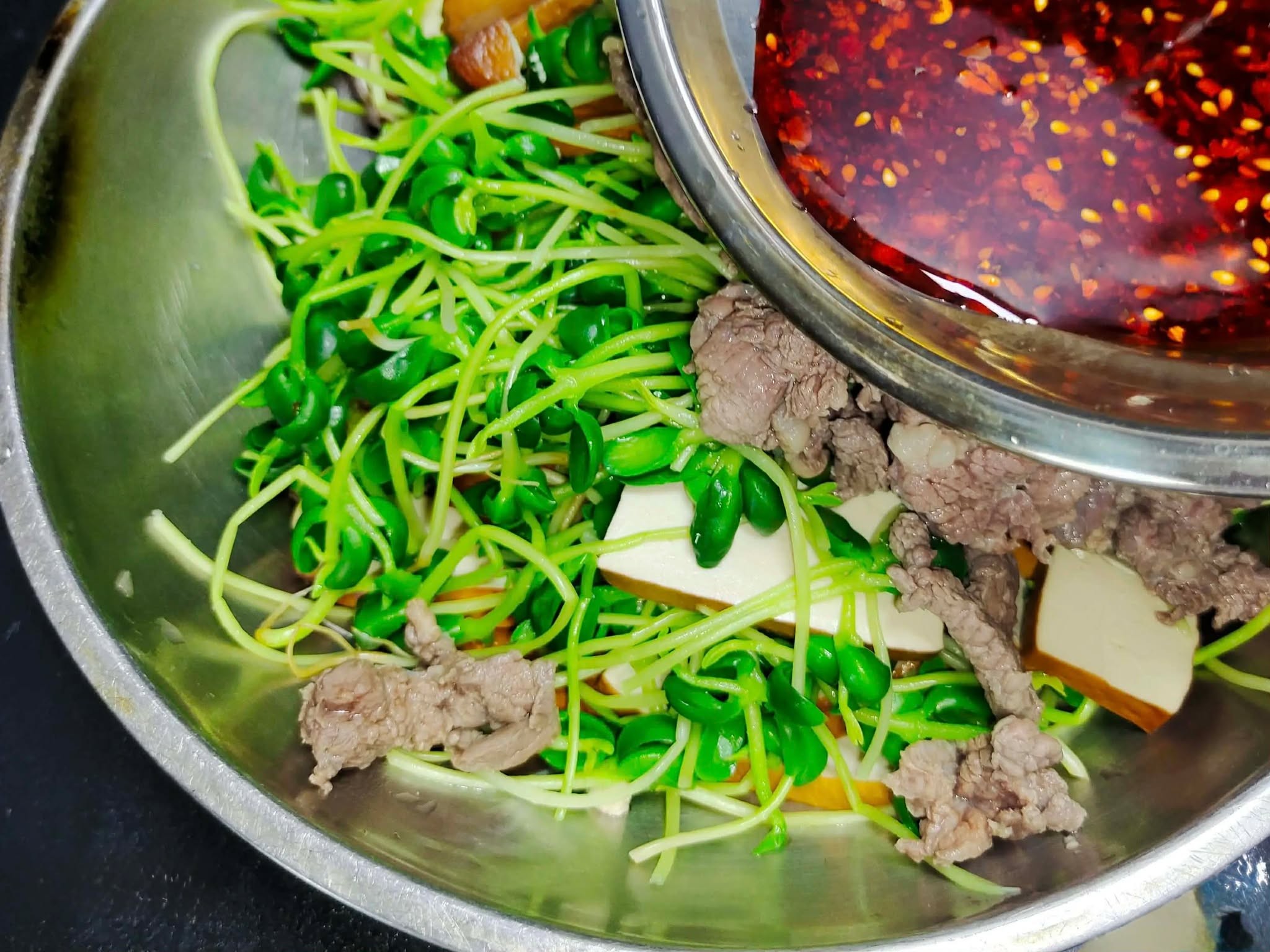 Chỉ mất 10 phút, trộn 3 nguyên liệu này là có món ăn ngon đậm đà với rau và thịt, rất đưa cơm - Ảnh 9. Chỉ mất 10 phút, trộn 3 nguyên liệu này là có món ăn ngon đậm đà với rau và thịt, rất đưa cơm - Ảnh 9.