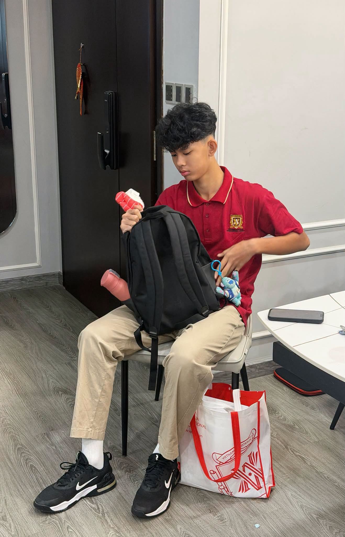 Con trai Trương Quỳnh Anh 14 tuổi đẹp chuẩn nam thần, nhập học trường mới khiến tim mẹ kh&ocirc;ng th&ocirc;i hồi hộp- Ảnh 1.