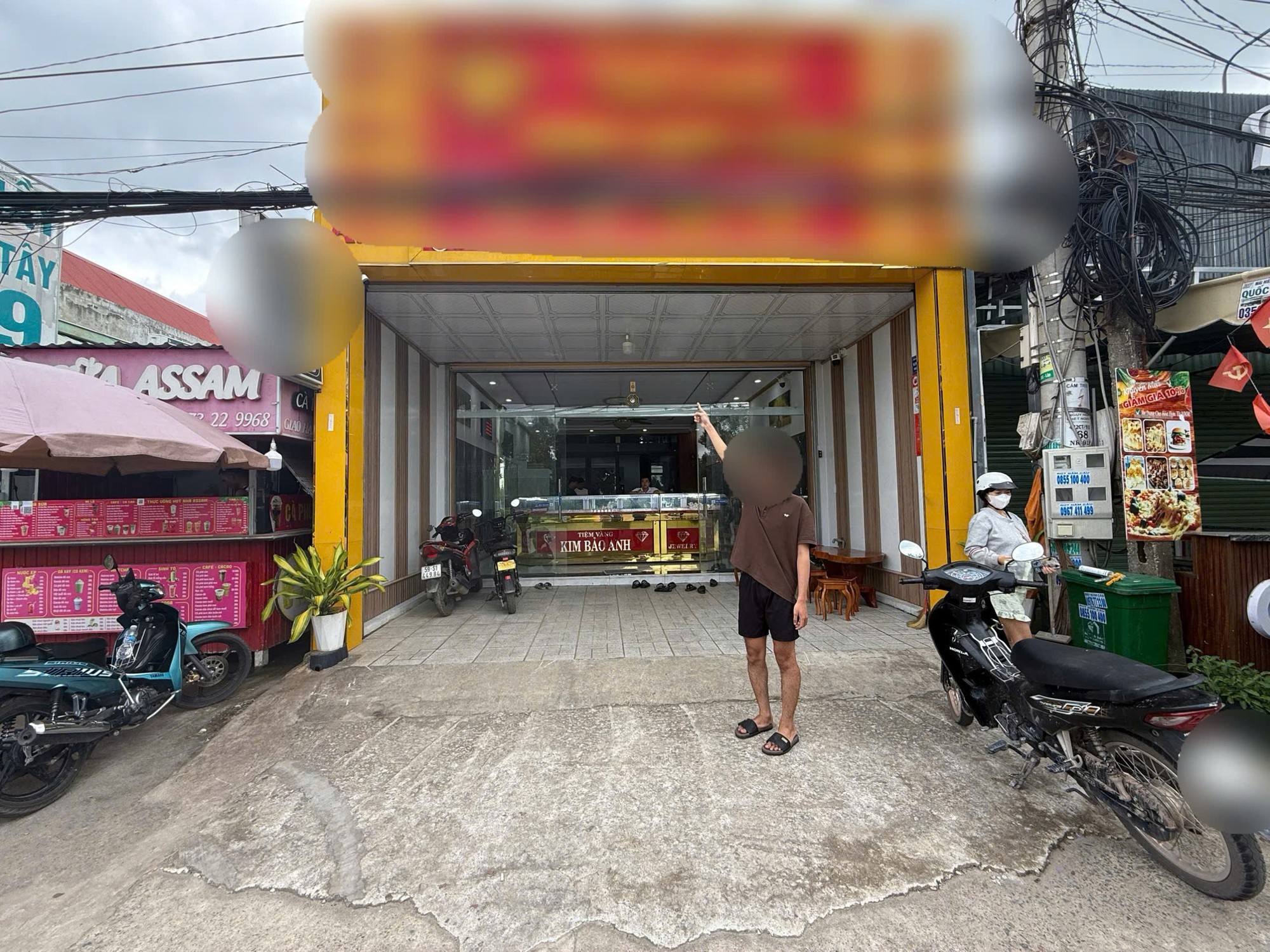 Bắt khẩn cấp nam sinh vi&ecirc;n cướp giật tiệm v&agrave;ng tại Đồng Nai - Ảnh 1.