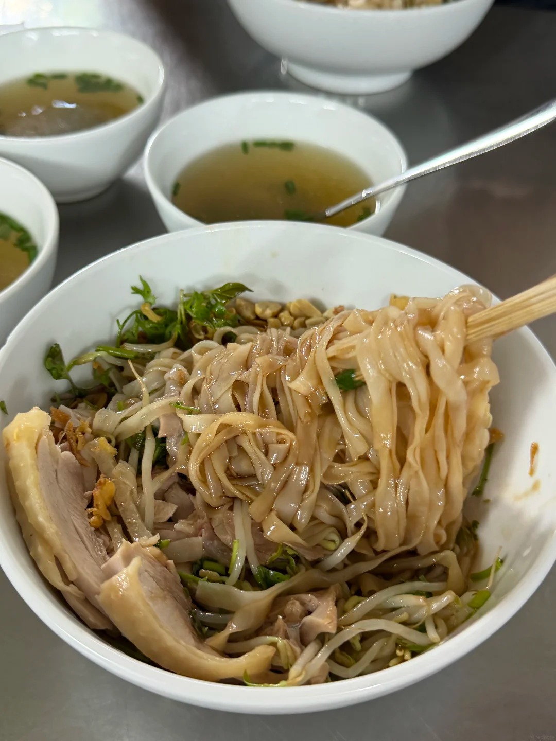 Phở gà trộn Hà Nội: Món ngon khiến du khách Trung Quốc quay lại liên tục trong 3 ngày - Ảnh 2. Phở gà trộn Hà Nội: Món ngon khiến du khách Trung Quốc quay lại liên tục trong 3 ngày - Ảnh 2.
