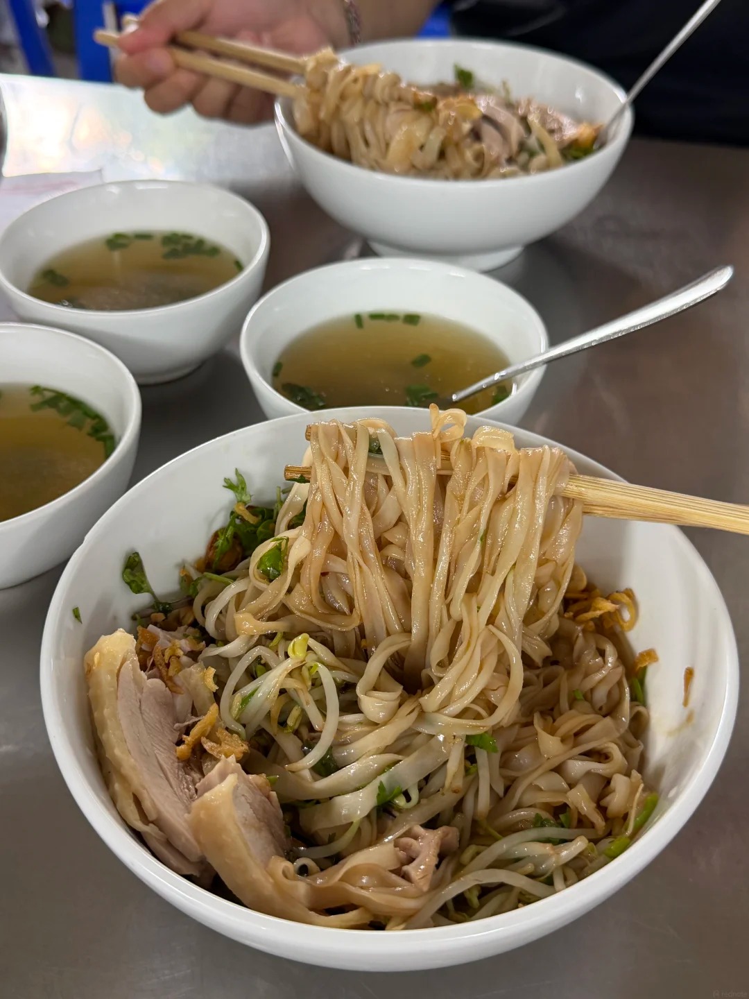 Phở gà trộn Hà Nội: Món ngon khiến du khách Trung Quốc quay lại liên tục trong 3 ngày - Ảnh 3. Phở gà trộn Hà Nội: Món ngon khiến du khách Trung Quốc quay lại liên tục trong 3 ngày - Ảnh 3.
