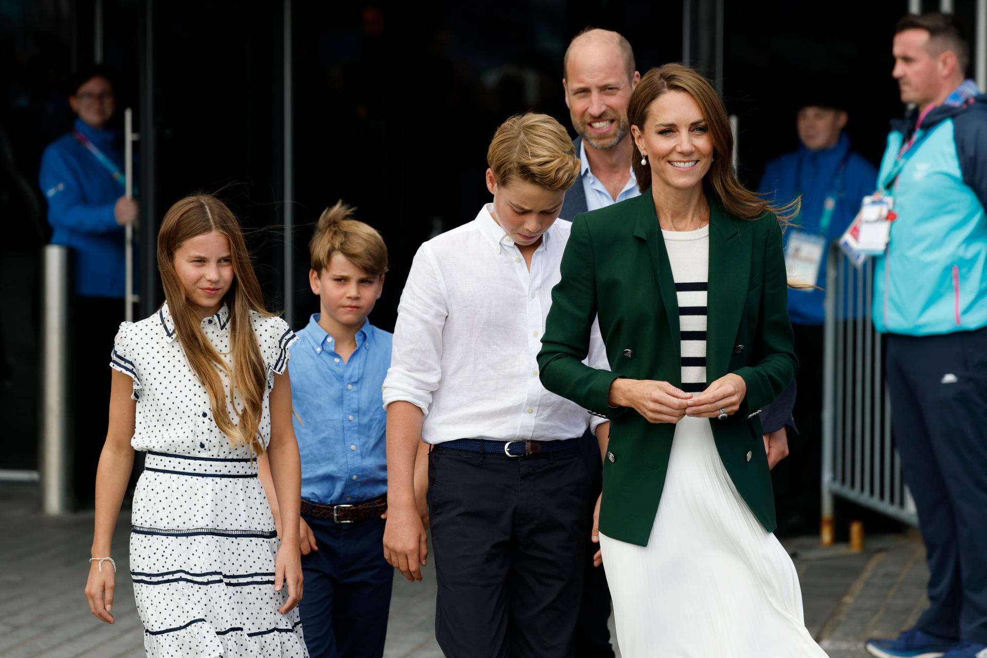 Vợ chồng William - Kate v&agrave; con c&aacute;i tới Balmoral giữa th&ocirc;ng tin Harry trở lại Anh - Ảnh 1.
