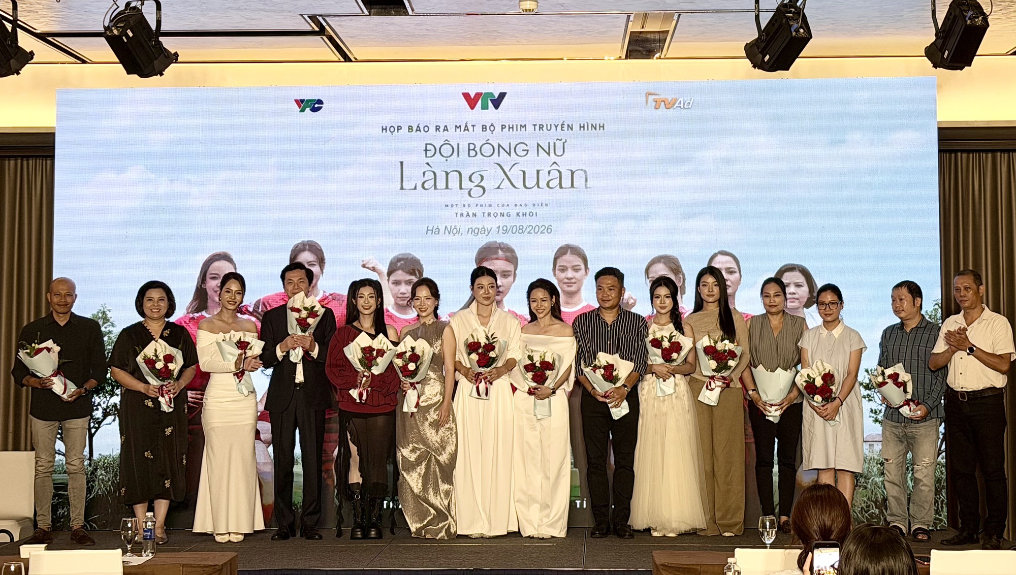 Thanh Hương, Đan L&ecirc; đ&aacute; b&oacute;ng trong phim giờ v&agrave;ng VTV - Ảnh 1.