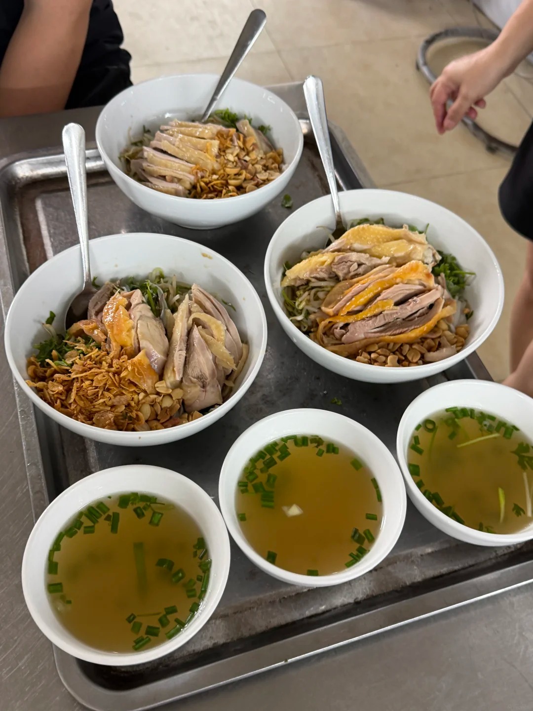 Phở gà trộn Hà Nội: Món ngon khiến du khách Trung Quốc quay lại liên tục trong 3 ngày - Ảnh 4. Phở gà trộn Hà Nội: Món ngon khiến du khách Trung Quốc quay lại liên tục trong 3 ngày - Ảnh 4.