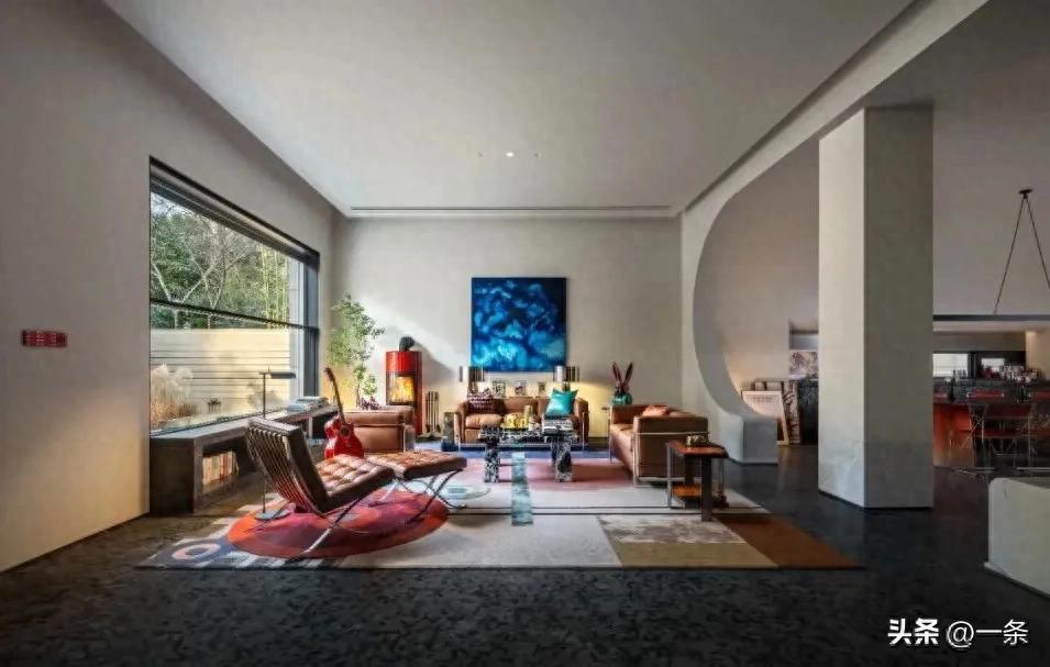 Cặp vợ chồng trung niên sống trong căn nhà 700m² nhưng mỗi người một tầng: Sau cùng, hôn nhân lại dễ chịu hơn - Ảnh 1.