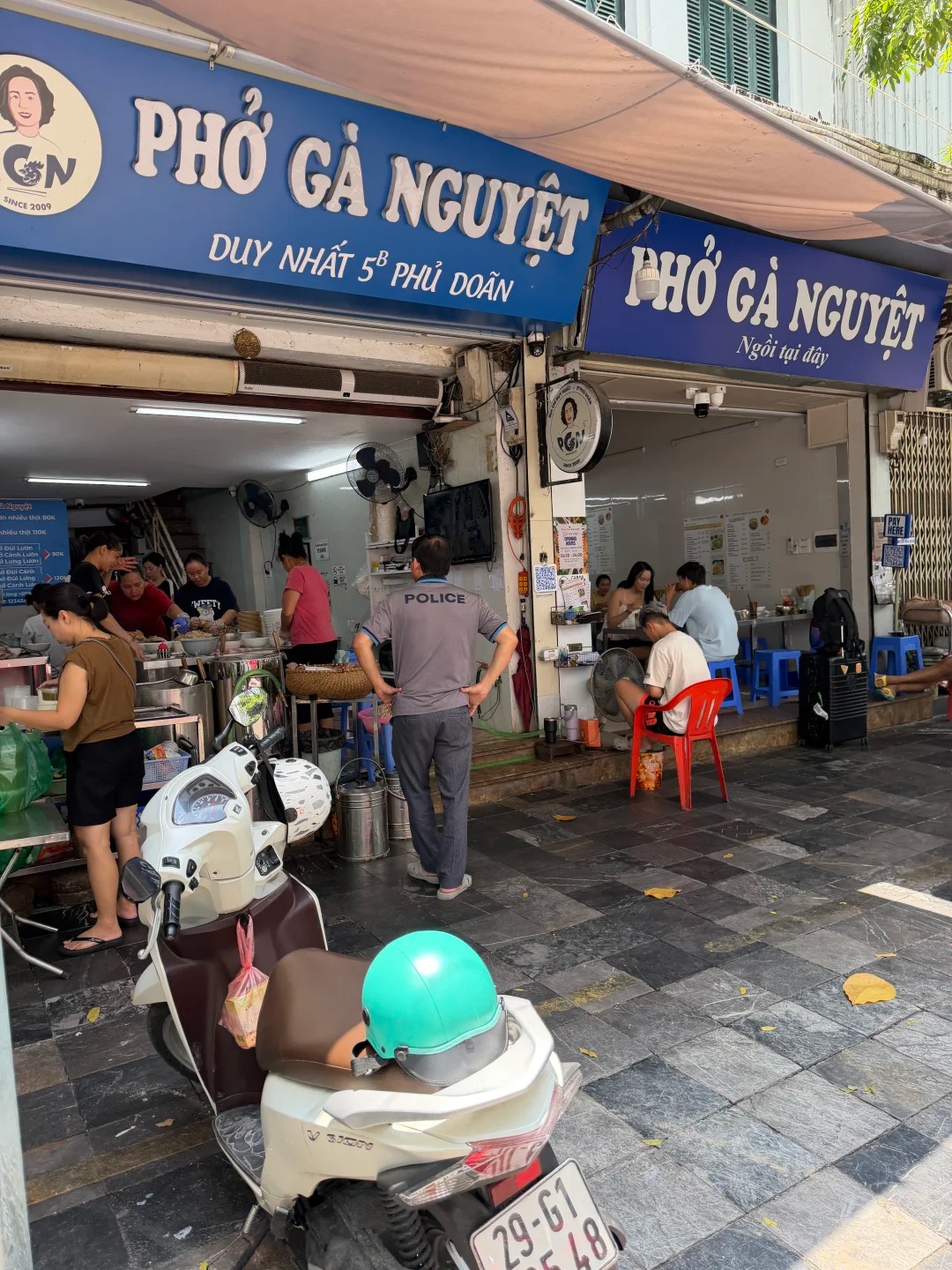 Phở gà trộn Hà Nội: Món ngon khiến du khách Trung Quốc quay lại liên tục trong 3 ngày - Ảnh 6. Phở gà trộn Hà Nội: Món ngon khiến du khách Trung Quốc quay lại liên tục trong 3 ngày - Ảnh 6.